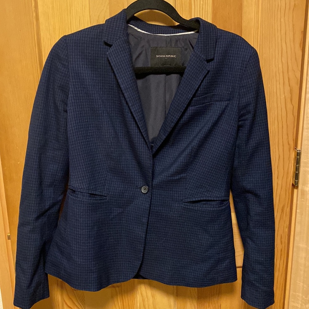 Womens 3 piece suit / Banana republic / jacket size 2 / pants + skirt size 0